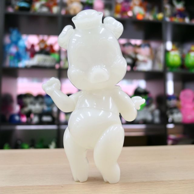 Frank Kozik x BlackBook Toy:Piggums BL GID Frank Kozik x BlackBook Toy:Piggums BL GID